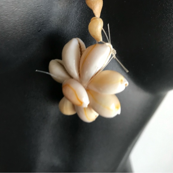 Cowrie Shell Necklace Flower Dangle - Picture 4 of 4